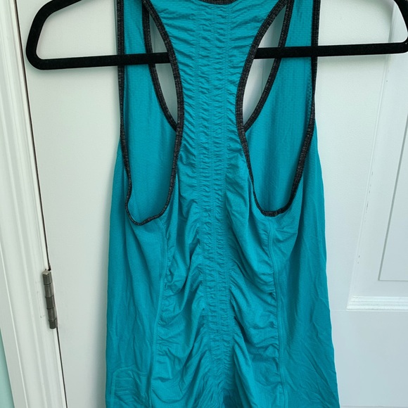 Lululemon Silverescent Tank Top in Size 6 - Picture 3 of 4